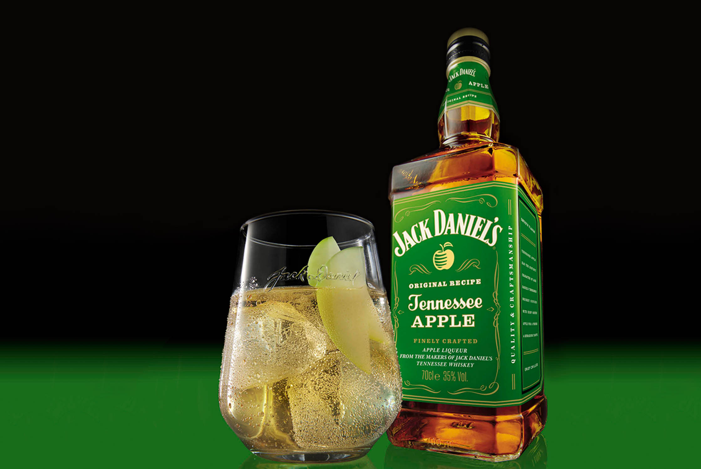 Eine Flasche JACK DANIEL'S Tennessee Apple Whiskey, perfekt gemischt mit saftigem Apfelgeschmack.