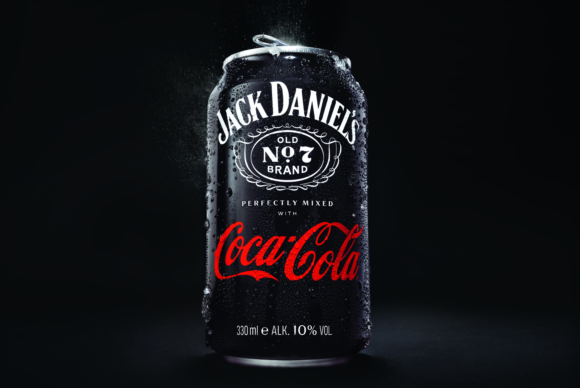 Eine 0,33-Liter-Dose JACK DANIEL'S & Coca-Cola, bereit für erfrischenden Genuss.