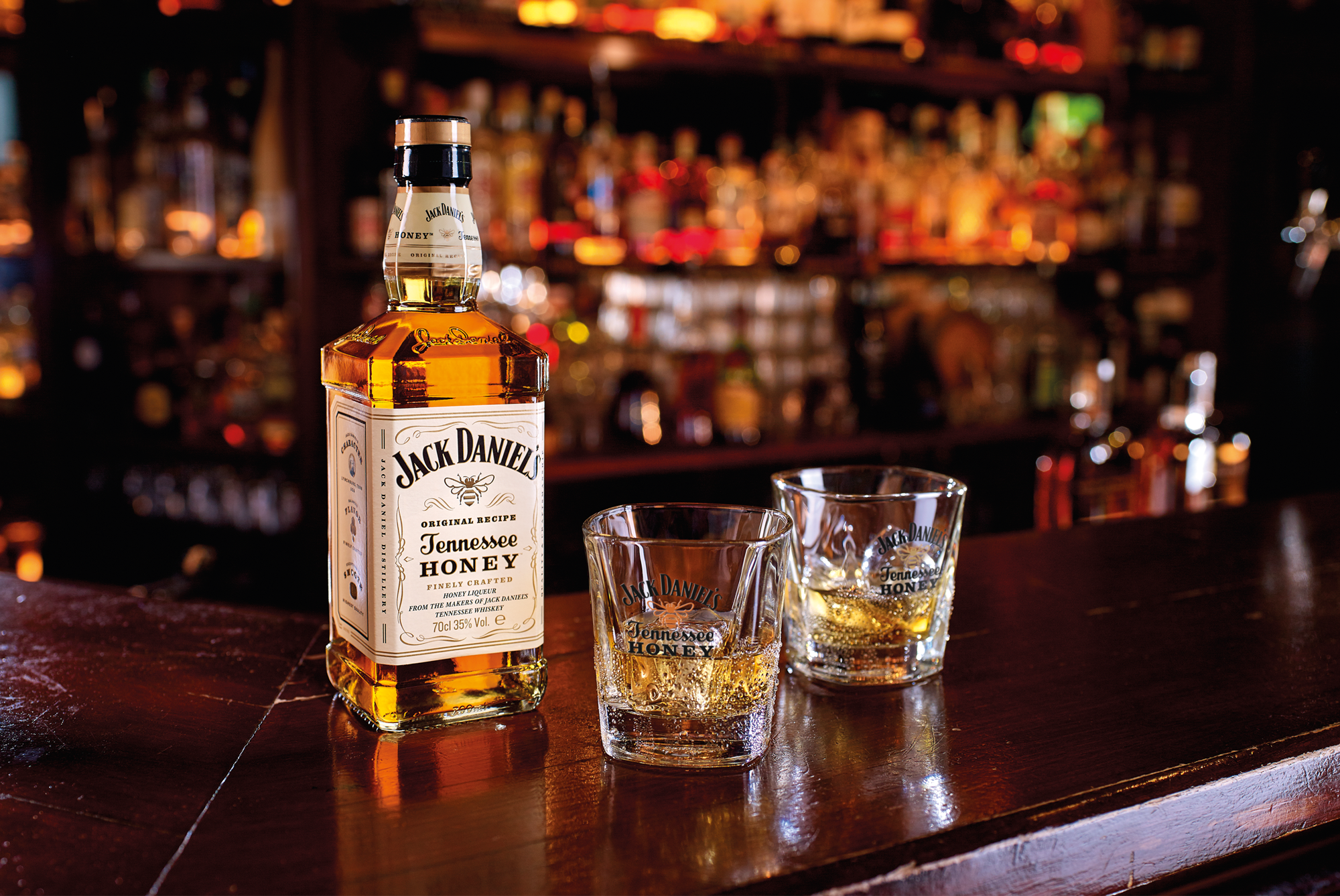 Eine Flasche JACK DANIEL'S Tennessee Honey, ein verlockend milder Bourbon-Whiskey mit süßem Honiggeschmack.