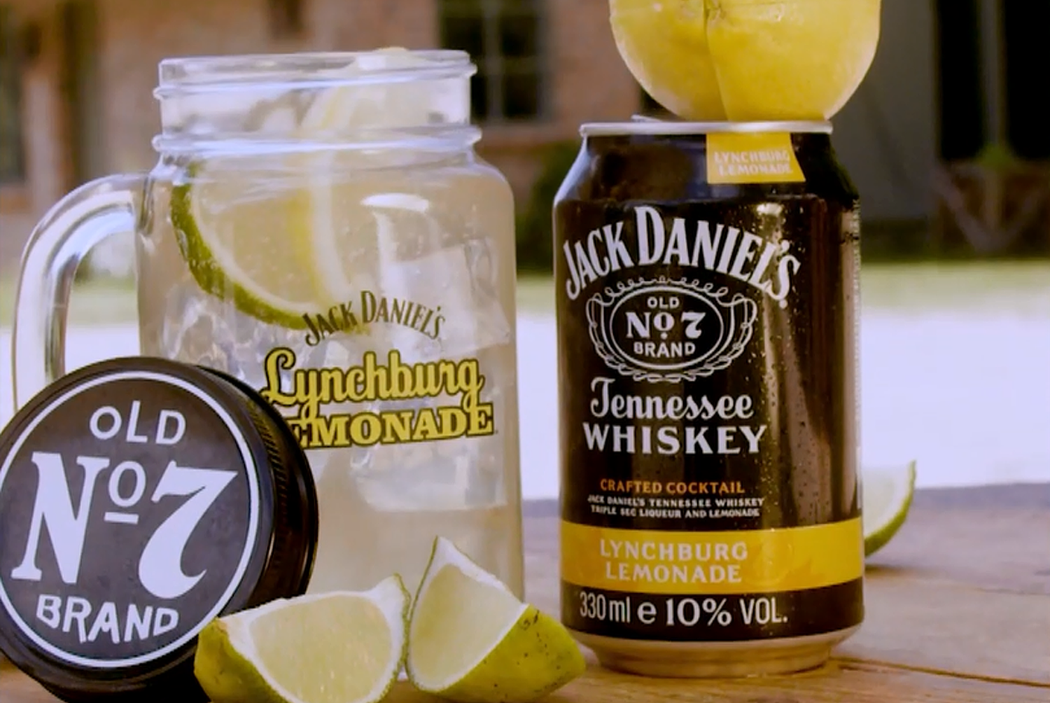 Eine 0,33-Liter-Dose JACK DANIEL'S Lynchburg Lemonade, bereit für erfrischenden Zitronengeschmack mit einem Hauch von JACK DANIEL'S Whiskey.